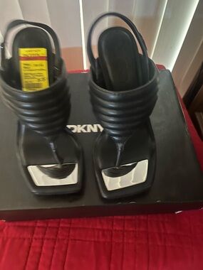 DKNY Black Thong Sandals with Silver Toe Accent